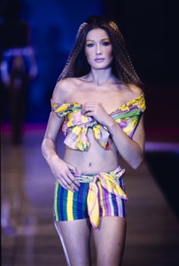 VERSACE-SPRING-1993-RTW-79-CARLA-BRUNI-CN10046420.thumb.jpg.41766579888a4001741e6b46b3a0b87f.jpg
