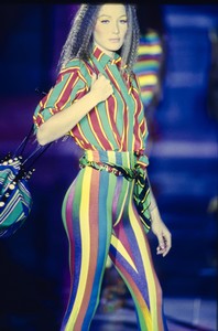VERSACE-SPRING-1993-RTW-DETAIL-88-CARLA-BRUNI-CN10046385.thumb.jpg.bc487e0a75d5111e7345fdd4cd750a74.jpg