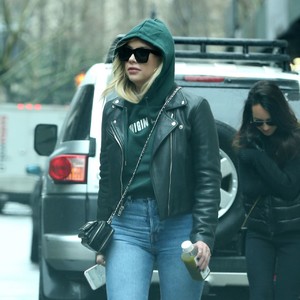 ashley-benson-urban-street-style-leaving-her-apartment-in-nyc-1.jpg