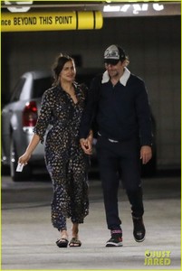 bradley-cooper-irina-shayk-hold-hands-03.thumb.jpg.aa6f03c2313f389e083aec3e5b5fcd66.jpg