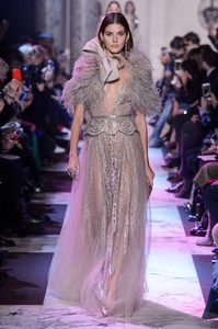 elie-saab-hc-rs18-0141.thumb.jpg.b801fe6566b4a43a94d63206da2ca2f1.jpg