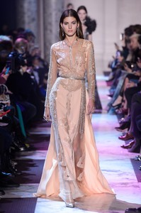 elie-saab-hc-rs18-0475.thumb.jpg.7b0466a705e5357658ac919ef2bef581.jpg