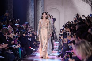 elie-saab-hc-rs18-0602.thumb.jpg.ce15a38a8154126da7bc42999a41348e.jpg