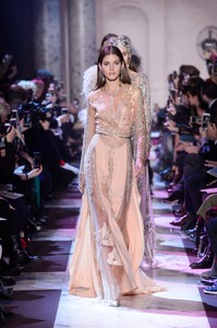 elie-saab-hc-rs18-0605.thumb.jpg.f87bddd60489bf8ea96b6ec1ff23e3a0.jpg