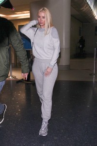 iggy-azalea-in-travel-outfit-returns-to-la-01-27-2018-0.jpg