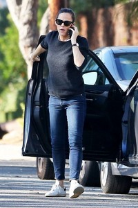 jennifer-garner-in-jeans-out-in-brentwood-01-11-2018-0.jpg
