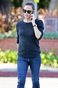 jennifer-garner-in-jeans-out-in-brentwood-01-11-2018-1.jpg