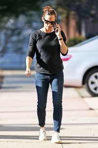 jennifer-garner-in-jeans-out-in-brentwood-01-11-2018-3.jpg