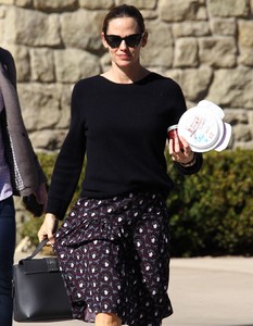 jennifer-garner-leaving-the-community-united-methodist-church-of-pacific-palisades-3.jpg