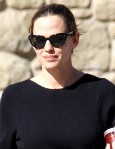 jennifer-garner-leaving-the-community-united-methodist-church-of-pacific-palisades-5.jpg