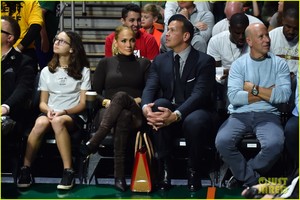 jennifer-lopez-alex-rodriguez-courtside-kiss-01.jpg