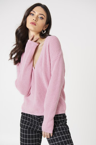 josefine_ekstrom_nakd_deep_v-neck_sweater_1035-000027-0048_01a.jpg