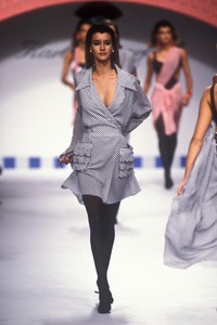 karl-lagerfeld-ss-1991-8.thumb.jpg.6badfeae8eff095585e30b1809e372e9.jpg