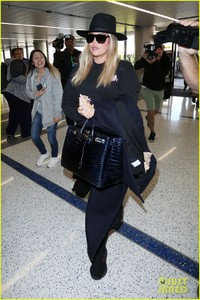 khloe-kardashian-conceals-baby-bump-jets-out-of-la-05.jpg