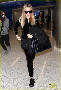 khloe-kardashian-pregnant-returns-to-la-01.jpg