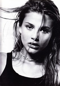 marie_claire_italia_dec_1993_34.thumb.jpg.bce2a39d55b1a4b6aec4305a15f53a65.jpg