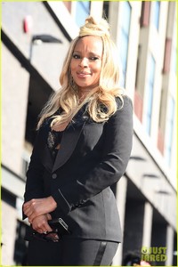 mary-j-blige-receives-star-on-hollywood-walk-of-fame-08.jpg