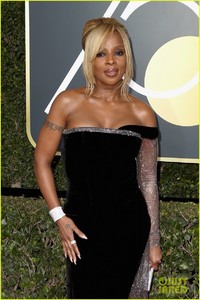 mary-j-blige-red-carpet-hong-chau-golden-globes-2018-01.jpg