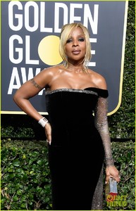 mary-j-blige-red-carpet-hong-chau-golden-globes-2018-03.jpg