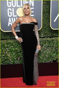 mary-j-blige-red-carpet-hong-chau-golden-globes-2018-09.jpg
