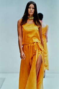 prada-ss-1993-2.thumb.jpg.793656ce04f2c1a9fa505c6020d512b5.jpg