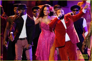 rihannas-three-fashion-looks-grammys-2018-13.jpg