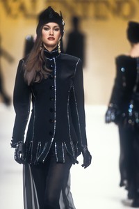 valentino-fw-1992-1.thumb.jpg.1b703036aff9d6a7b078fc9f55a71f42.jpg