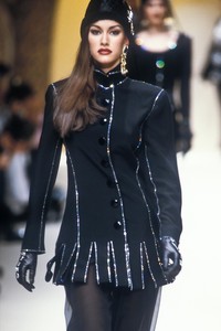 valentino-fw-1992-2.thumb.jpg.9f583e0740738f01edd46a34987f9843.jpg