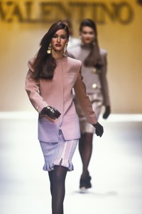 valentino-fw-1992-3.thumb.jpg.e78ba8d261f80daf66253ba3e323b483.jpg