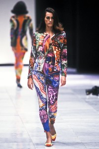 versace-ss-1991-7.thumb.jpg.971d7866a46a00fcabb3b64799fd2664.jpg