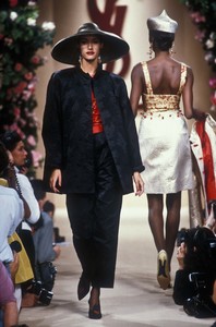 yves-saint-laurent-fw-1991-1.thumb.jpg.f090e801a2dddf739404b53ee988a559.jpg