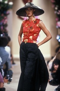 yves-saint-laurent-fw-1991-2.thumb.jpg.7ff257ca8dae3927f428bd1be259b7d3.jpg