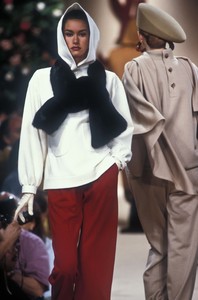 yves-saint-laurent-fw-1991-3.thumb.jpg.1b80c783625f3fe9884452f042ca5b66.jpg