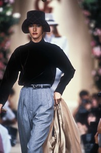 yves-saint-laurent-fw-1991-7.thumb.jpg.3a74670e4a8860b4d4b9d70d4c3a5112.jpg