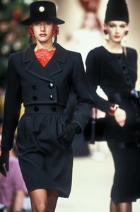 yves-saint-laurent-fw-1991-9.thumb.jpg.ec36c61c03f534221dc7e3bf9404c32c.jpg