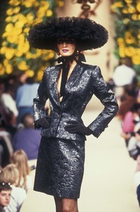 yves-saint-laurent-hc-fw-1994-18.thumb.jpg.2bc96b9948993ea560604498151b669b.jpg