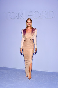5a7d2d87b2639_RosieHuntingtonWhiteleyTomFordWomenArrivalsOsmSOCSmHlAx.thumb.jpg.868114cd84bda8de90152c91e68c0742.jpg