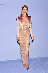 5a7d2db57a253_RosieHuntingtonWhiteleyTomFordWomenArrivalsl_tciiAQikhx.thumb.jpg.c802140af18084c902f1e7889f08bd81.jpg