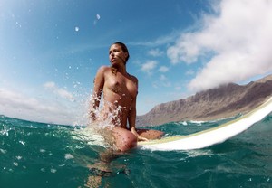 5a8ad79264ee4_MarisaPapen_Surf_sup_LaurentMasurel_8.thumb.jpg.273c749aa4d362036fcdc6d857d07658.jpg