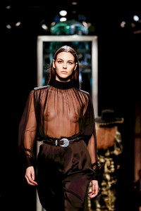 Alberta-Ferretti-RTW-FW18-Milan-9199-1519234548-bigthumb.thumb.jpg.5e058c4b26a6dc8d8dbfbe1adb6f91c2.jpg