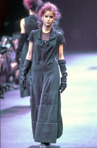 COMME-DES-GARCONS-FALL-1992-RTW-15-CN10041937.thumb.jpg.a72ec0a257621a63b1279a6c325499d8.jpg
