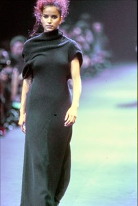 COMME-DES-GARCONS-FALL-1992-RTW-49-CN10041991.thumb.jpg.4fa39c143870568fc0d56e15efe4ecb5.jpg