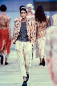 COMME-DES-GARCONS-SPRING-1992-RTW-112-GISELE-ZELAUY-CN10044329.thumb.jpg.fbdb3f00bcec3b4478a355e92d1eec79.jpg