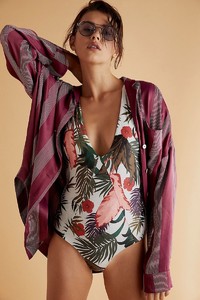 Free-People-Vacation-Getaway-2018-Lookbook05.thumb.jpg.5285f962fa6f5d99b5ee77449e874015.jpg