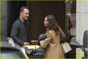 alicia-vikander-michael-fassbender-madrid-07.thumb.jpg.9db5ba830f479b7649a238ce27bcfee9.jpg