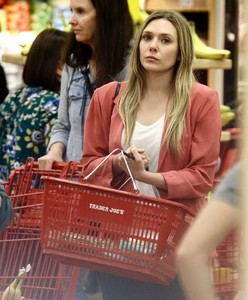 elizabeth-olsen-shops-for-groceries-at-trader-joes-in-los-feliz-1.jpg