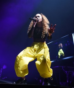 ella-eyre-performs-live-at-manchester-arena-11.jpg