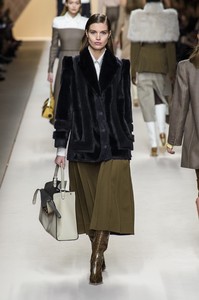 fendi-rf18-0739.thumb.jpg.4b0649b62129c5b18c93dfb86ffdfd58.jpg