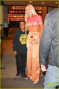 iggy-azalea-receives-rose-from-young-fan-on-valentines-day-05.jpg