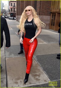 iggy-azalea-receives-rose-from-young-fan-on-valentines-day-06.jpg